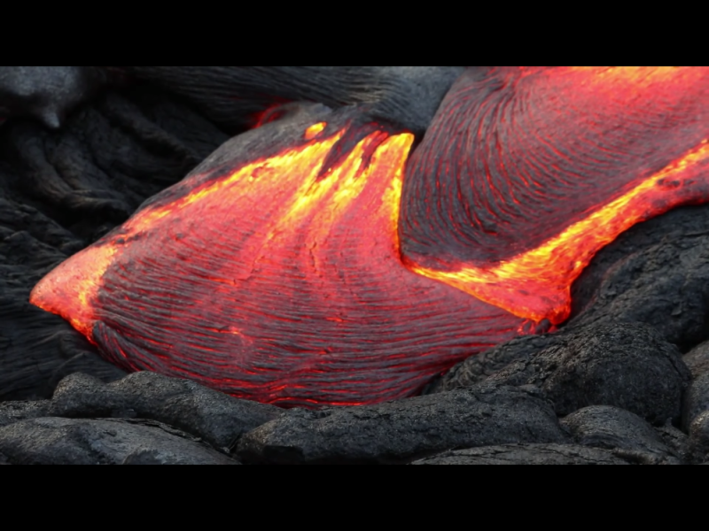 一旦新一批溫度更高、含有更多氣體的岩漿躥出地表，可能將出現更大規模、更頻繁的火山噴發。   圖：翻攝自Youtube