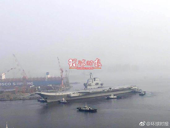 中國首艘自製航空母艦「001A型」，今天清晨正式開始首度海試。   