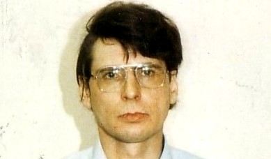 英國監獄局（Prison Service）證實，1970年代末、1980年代初殺害15人後，肢解屍體沖下馬桶的連續殺人犯尼爾森（Dennis Nilsen），今天以72歲年齡在獄中過世。   圖 : 翻攝自murderpedia.org