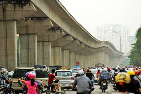 為避免貿易戰潑及，外資紛紛轉投資越南。圖為越南首都河內第一條捷運線。   圖 : 翻攝自click-vietnam