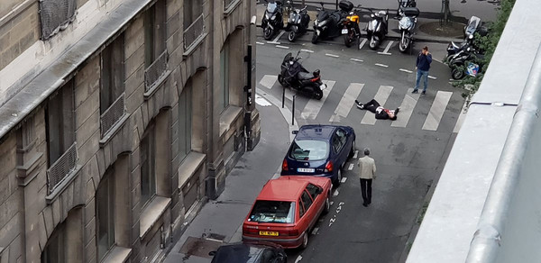 巴黎市中心12日晚發生一名男子揮刀攻擊5人事件，造成1死4傷。   圖：達致影像/路透社