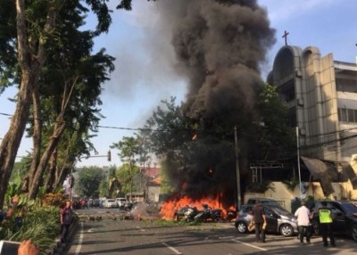 印尼泗水的三間教堂今天遭到恐攻。   圖 : 翻攝自光華網