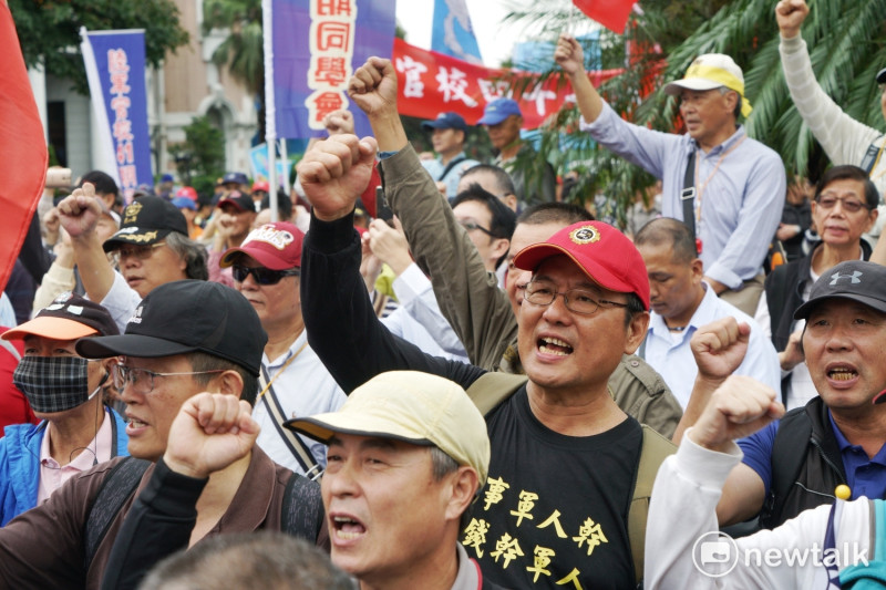 反軍改團體八百壯士於立法院外抗議。   圖：新頭殼資料照片