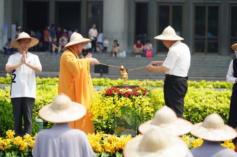 法鼓山方丈與台北市長柯文哲共同舉行浴佛儀式。   圖 : 法鼓山/提供