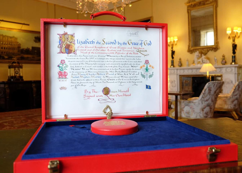 英國廣播公司（BBC）報導，女王是在3月簽署批准書的，王位繼承順位前六的人成婚都必須得到女王批准。哈利王子原本是第五順位繼承人，但是姪子路易王子4月23日誕生後，他的排名往後變成第六順位。   圖：翻攝自英國王室臉書（The Royal Family）