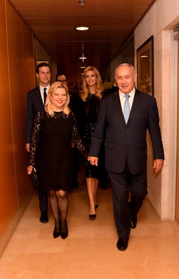 以色列總理納坦雅胡夫婦（前排）設宴招待來訪的美國代表伊凡卡與夫婿庫許納。   圖：翻攝納坦雅胡臉書