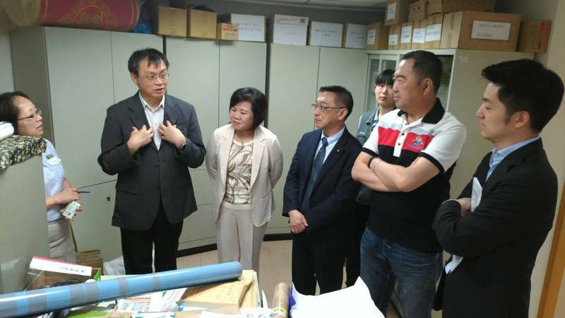 中華電信499吃到飽方案15日截止申請，各地門市排隊人潮不斷增加，立法院社會福利及衛生環境委員會14日邀請環保署及勞動部等相關部會備詢，勞動部長許銘春（左3）也趁委員會休息時間前往立法院內的中華電信，關心員工上班狀況。   圖 : 中央社