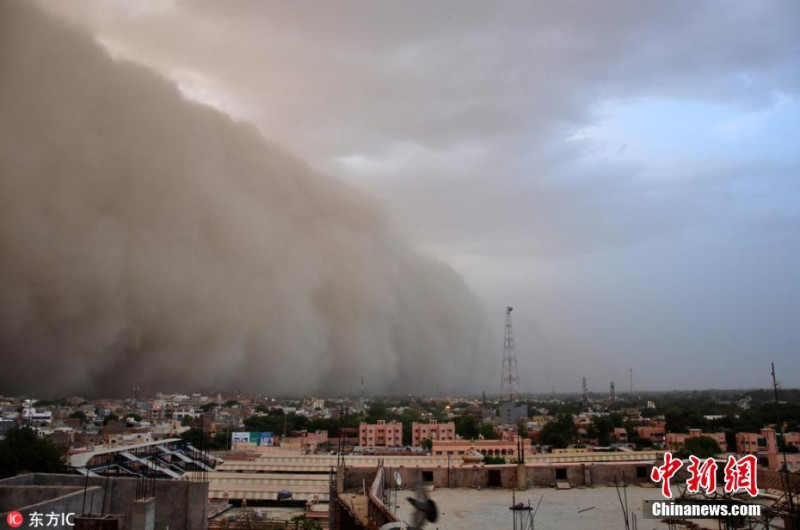 印度昨天再度遭到強烈沙塵暴及雷雨重創，官員今天表示，至少造成70人喪生，100多人受傷。   圖 : 翻攝自中新網