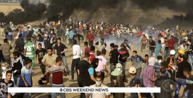 加薩走廊邊界今天爆發血腥衝突，以色列軍隊射殺近60名巴勒斯坦人。   圖：翻攝CBS NEWS畫面