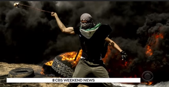 加薩地帶的「哈馬斯運動」發動示威，成千上萬人往以色列邊境聚集試圖突破邊界圍欄。   圖：翻攝CBS NEWS畫面