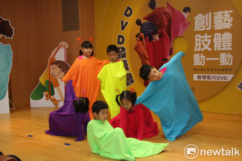 秀朗國小附幼的學童在《創藝肢體動一動》影片發表會，藉由彈力伸縮衣進行活潑有趣的「幼兒創藝律動」表演。    圖：王峻昌/攝 