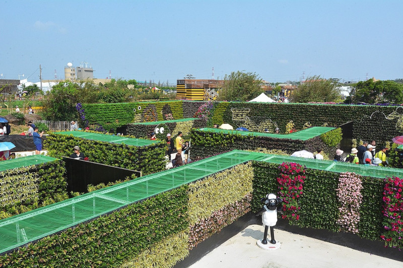 農博基地裡的綠迷宮吸引大人小孩遊樂其中。   圖:桃園市政府/提供