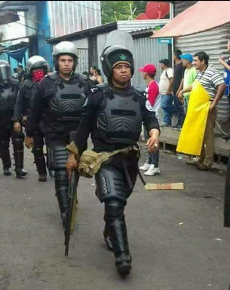 尼加拉瓜反政府示威持續近1個月，警民對峙造成不少死傷，軍方放話不再進行鎮壓。   圖：翻攝YJ1987推特
