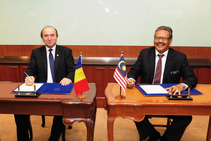 馬來西亞檢察總長阿班迪阿里（右）日前任期才獲延長，但因一馬貪腐案遭勒令休假中。圖為去年阿班迪阿里與羅馬尼亞代表簽署備忘錄。   圖：翻攝馬來西亞總檢察長推特