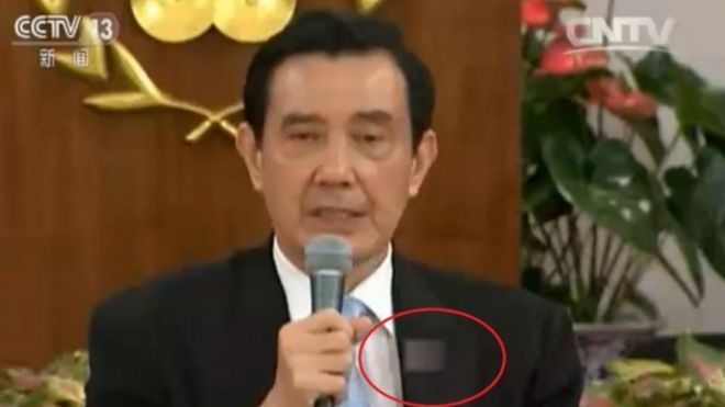 馬英九也被中國的電視「打馬」，只因胸前出現青天白日旗徽章。   圖：翻攝自央視畫面