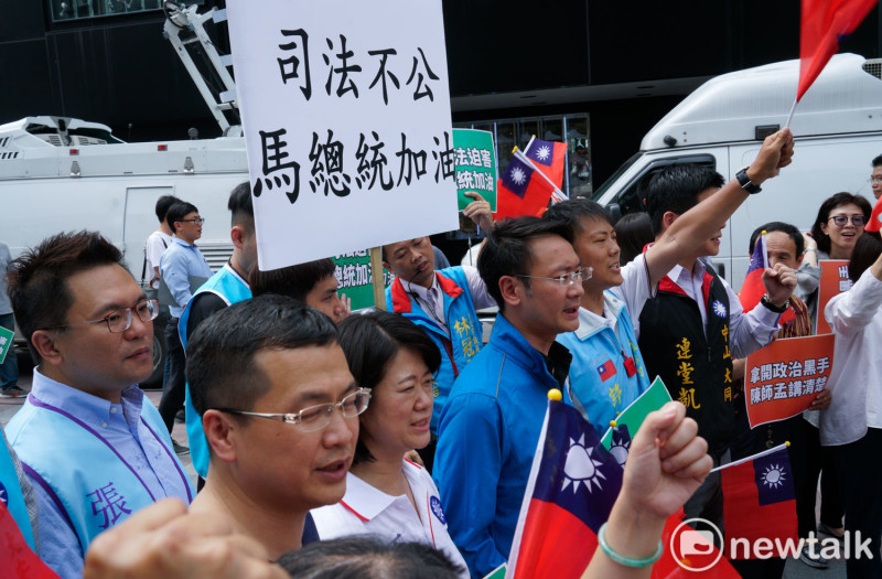 前總統府副秘書長羅智強和多位國民黨台北市議員參選人手舉手舉牌在現場聲援馬英九。   圖：張良一/攝
