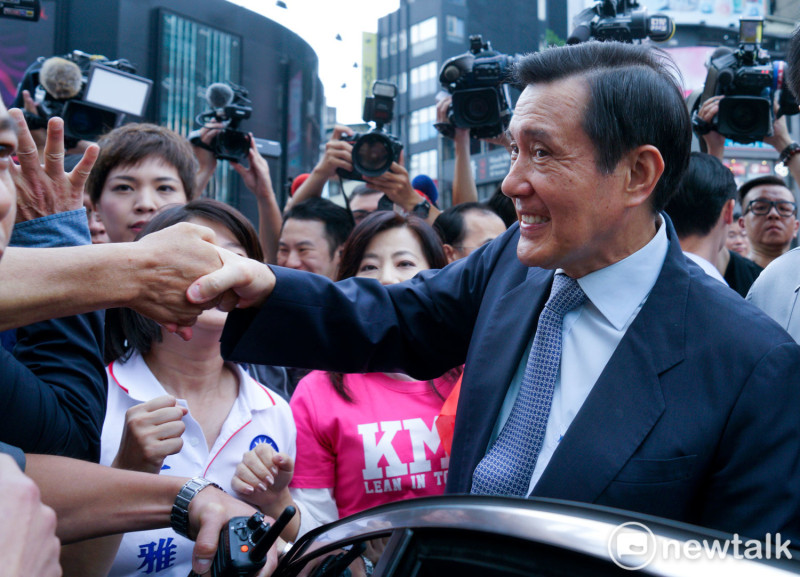 多位國民黨台北市議員參選人擠在馬英九身旁向他打氣，也讓馬感受到他的人氣。   圖：張良一/攝
