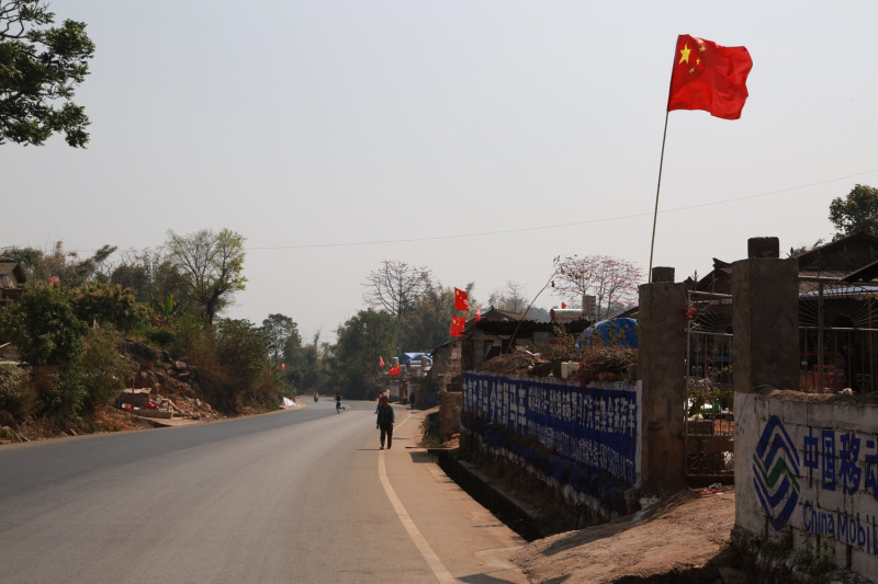 中緬邊界的民宅插上中國國旗以免遭到攻擊。   圖 : 翻攝自網路
