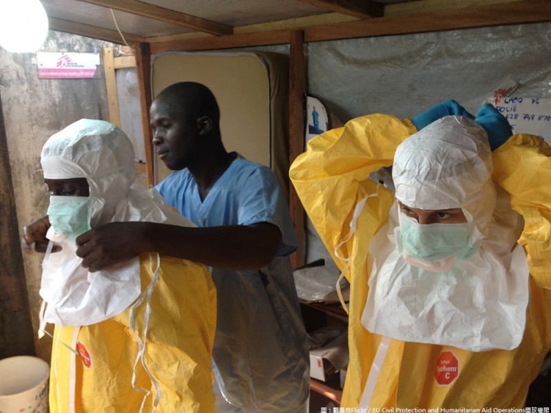 近期要前往剛果的朋友們要注意了！伊波拉疫情使旅遊疫情警示升到第二級。。圖為幾內亞防治伊波拉資料照片。   圖：翻攝自Flickr／EU Civil Protection and Humanitarian Aid Operations開放權限
