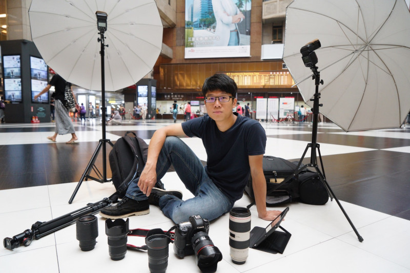 來自馬來西亞的僑生張國耀10年前來台灣就讀輔仁大學應用美術系修習攝影，他現在是專業的影像工作者，靠攝影維生，也用影像回饋給台灣社會。   圖：張良一/攝