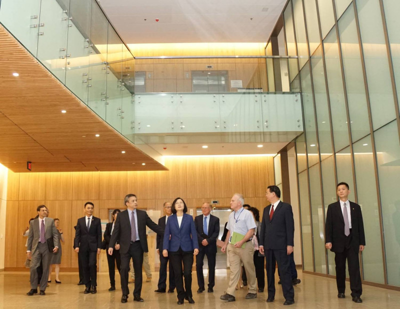 AIT台北處長梅健華5月15日臉書貼出總統蔡英文參觀AIT新館。   圖：AIT臉書