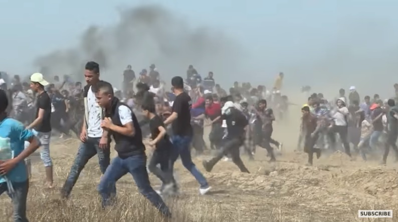 近60名巴勒斯坦人在加薩（Gaza）邊界遭以國部隊鎮壓身亡，伊朗政府今（15）天表示，以國官員應以「殘忍大屠殺」的戰犯罪名受審。   圖：翻攝YouTube