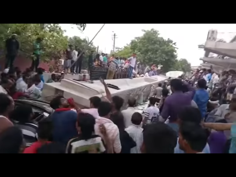 北方省（Uttar Pradesh）恆河畔的印度教聖城瓦拉納西（Varanasi）廣場，附近一座興建中的高架橋倒塌，至少已有12人死亡，還有50多人被埋在瓦礫中等待救援。   圖：翻攝自Youtube