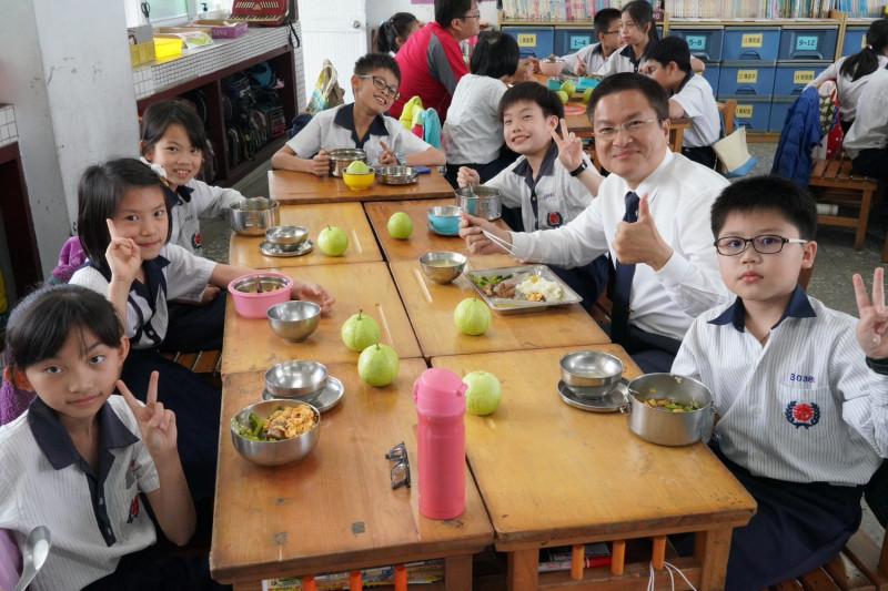 綠能午餐計畫說明會，彰化縣長魏明谷與學童共享綠能午餐。   圖：彰化縣教育處/提供