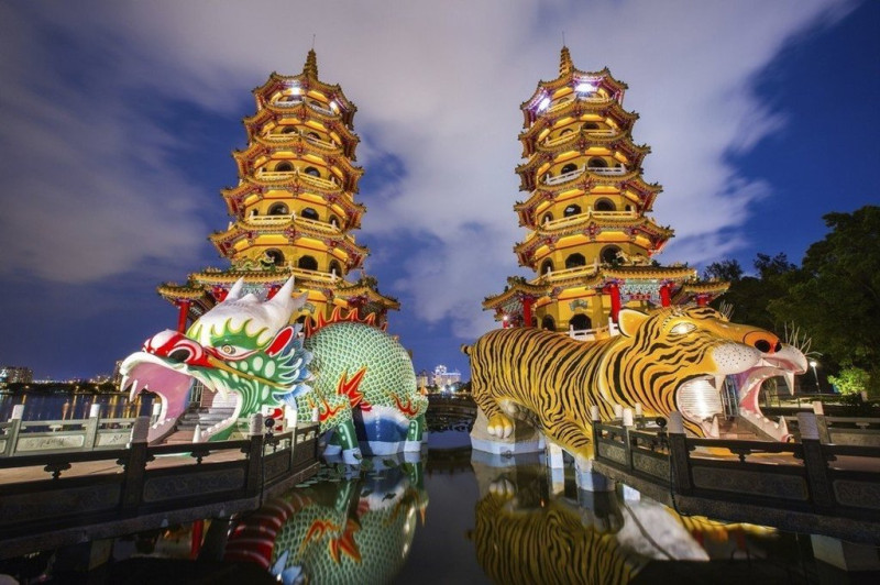 位於蓮池潭的龍虎塔充滿台灣文化特色，為高雄知名景點。   圖：樂天旅遊提供