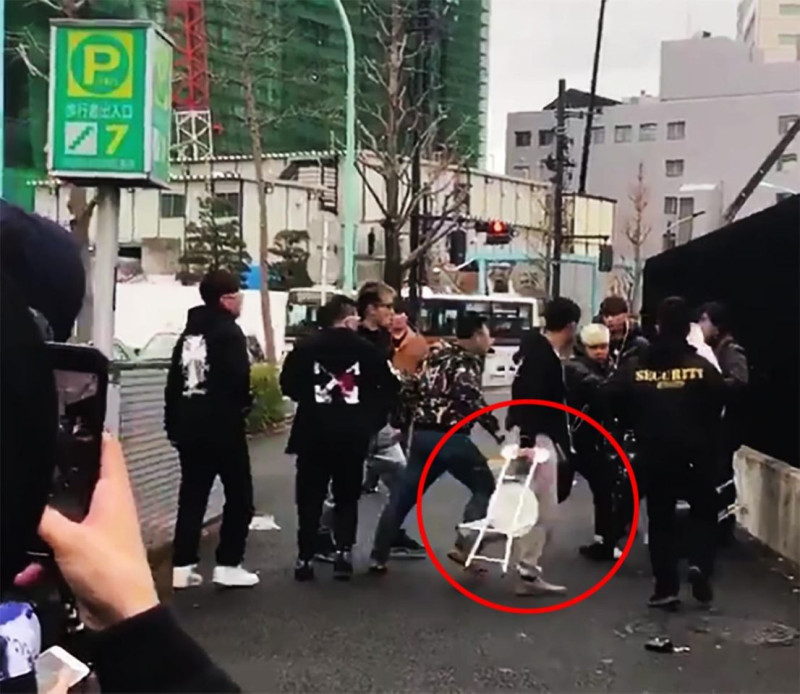 6名中國籍男子於3月9日在日本東京排隊購物時，涉嫌毆傷保全人員被捕。路人把當日事發影片上傳至網路，影片中可見男子拿著鐵管椅。   圖：翻攝自網路影片
