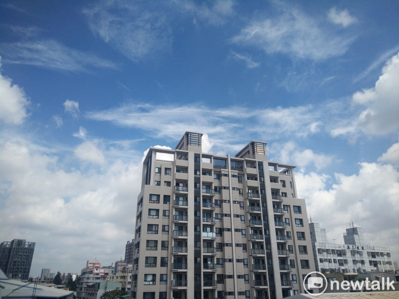 台中市今早出現藍天白雲景象，16個空品監測站全亮綠燈。   唐復年/攝