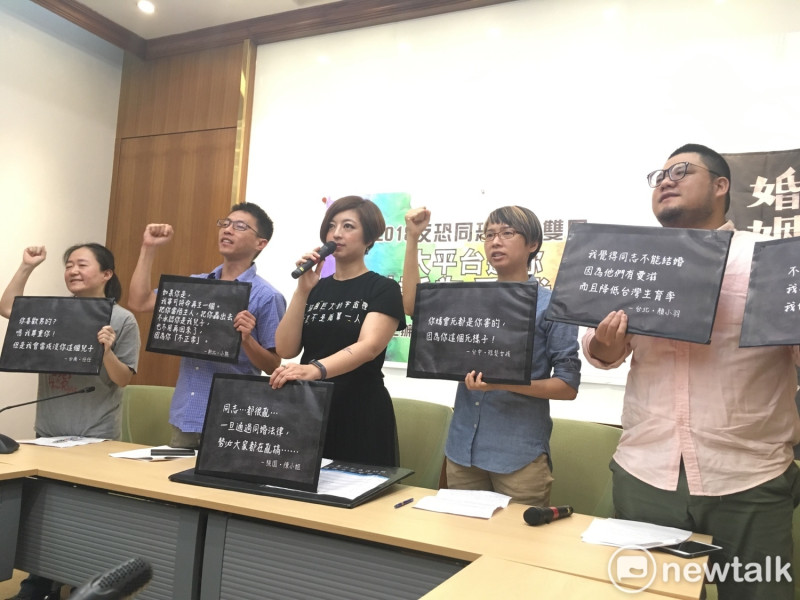 婚姻平權大平台選在5月17日「國際反恐同恐跨恐雙日（IDAHOT）」舉行記者會，並公布「一萬次刺傷我的話」，凸顯台灣社會對LGBTQI族群的不理解、偏見與歧視。   圖：黃韋銓/攝