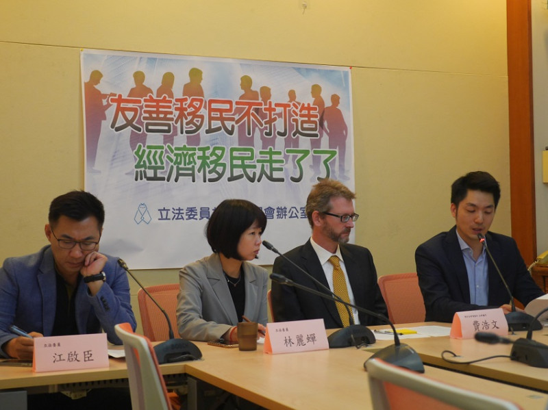 林麗蟬(左2)日前替韓國瑜提出「陸配孕婦來台即納健保」政策。   圖：趙婉淳／攝 (資料照片)