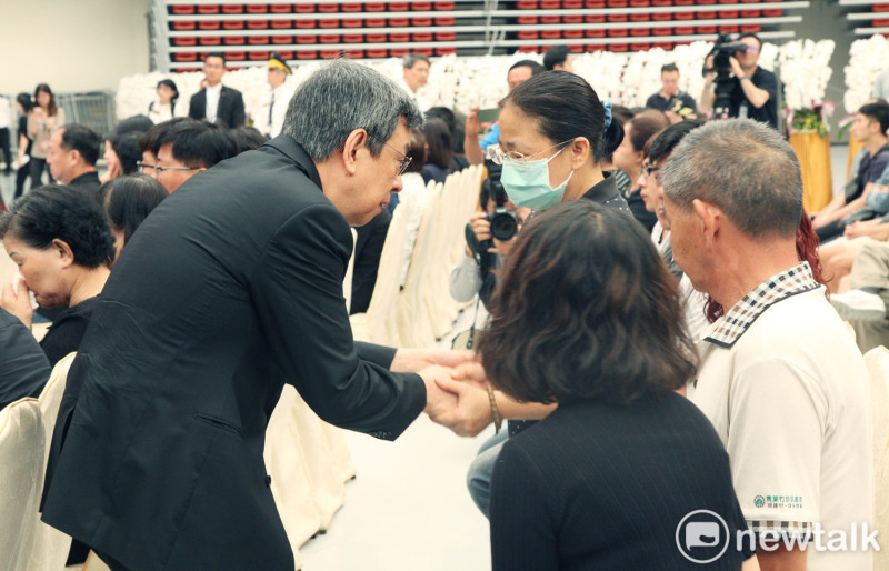 副總統陳建仁一一向殉職勇消家屬握手致意。   圖:林昀真/攝