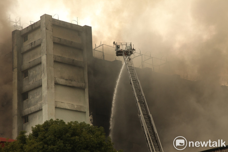 敬鵬大火引發的濃煙和工廠內存放大量有毒化品物質對周邊環境形成巨大危害。   圖:林昀真/攝 (資料照)