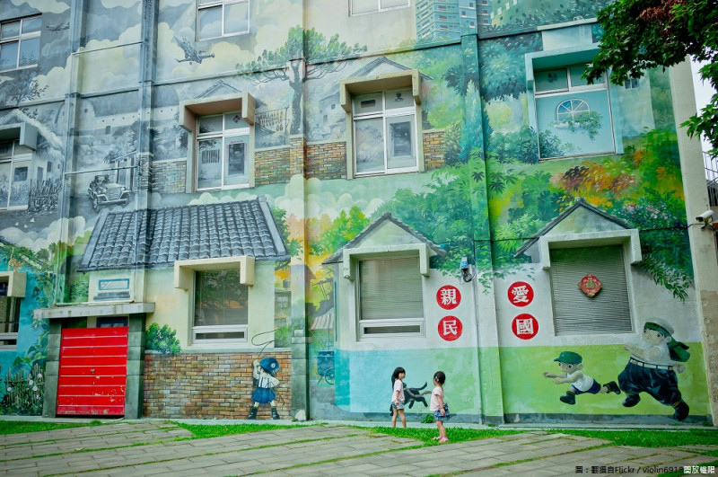新竹眷村博物館的外牆，畫著當時眷村的意象及生活點滴，保留眷村目前已漸漸消逝的獨特生活容貌，是許多學士服、文青網美打卡拍照的熱門景點。   圖：翻攝自Flickr／violin6918開放權限