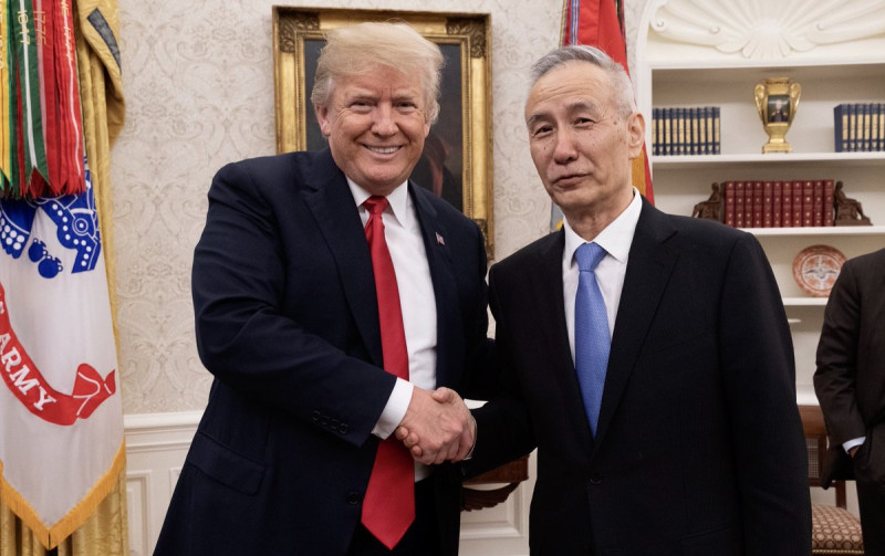 美國總統川普（左）擠出時間，接見中國國務院副總理劉鶴，對美中貿易談判抱以樂觀態度。   圖：翻攝川普推特
