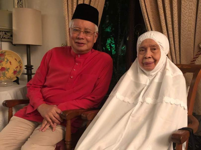雖然住家被抄，馬來西亞前總理納吉布（左）仍老神在在，與母親開始齋戒月活動。   圖：翻攝納吉布推特
