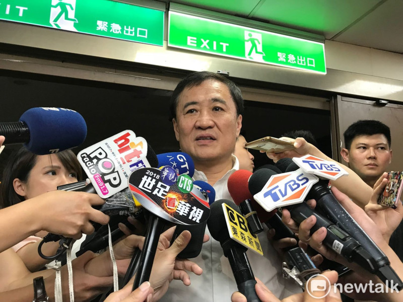 台北市副市長陳景峻今日被問到是否請辭，他說，「喔！這個問題很敏感欸！」   圖：周煊惠 / 攝