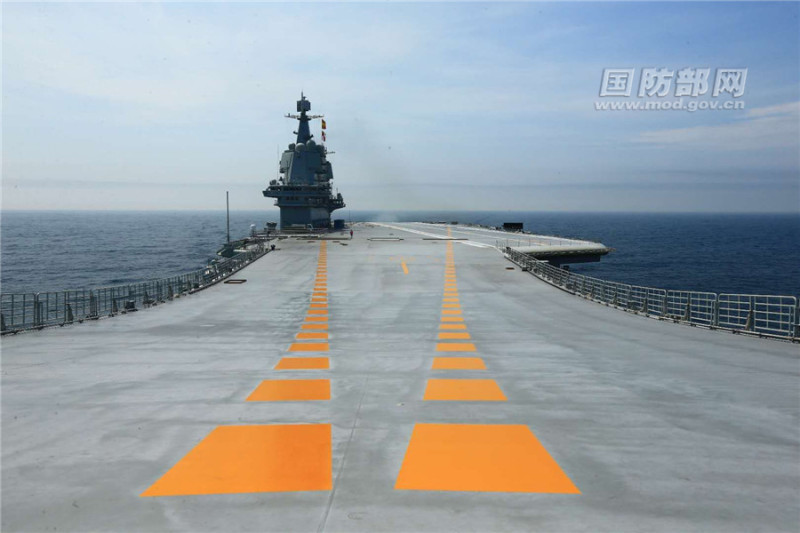 中國第一艘國產航空母艦本月13日從大連造船廠碼頭啟航，赴相關海域執行首次海上試驗任務，五天過後至今（18）日已經完成，上午返回大連。   圖：翻攝自中國國防部網站