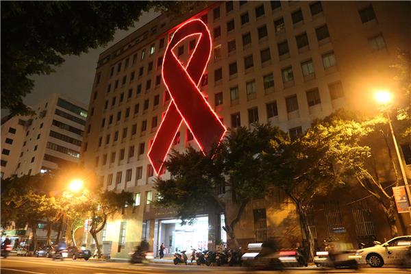 為顧及愛滋病患者接受器官移植的需要，立法院院會今（18）天三讀通過「人類免疫缺乏病毒傳染防治及感染者權益保障條例修正案」。   圖：取自疾管署網頁
