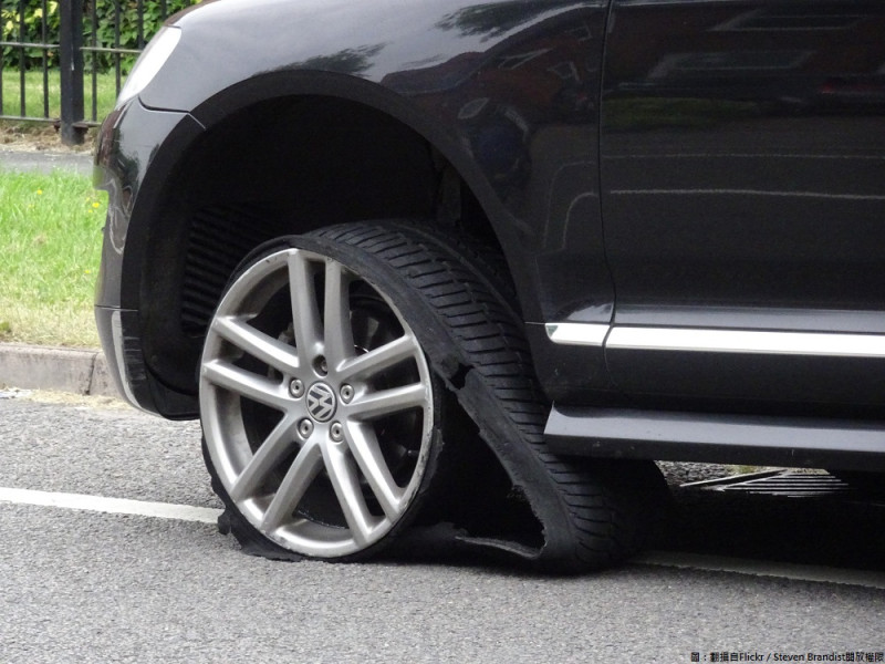 若是在行駛途中車輪、輪胎膠皮或車輛機件脫落、輪胎任一點胎紋深度不足，恐怕會被開罰3千至6千元罰款。   圖：翻攝自Flickr／Steven Brandist開放權限