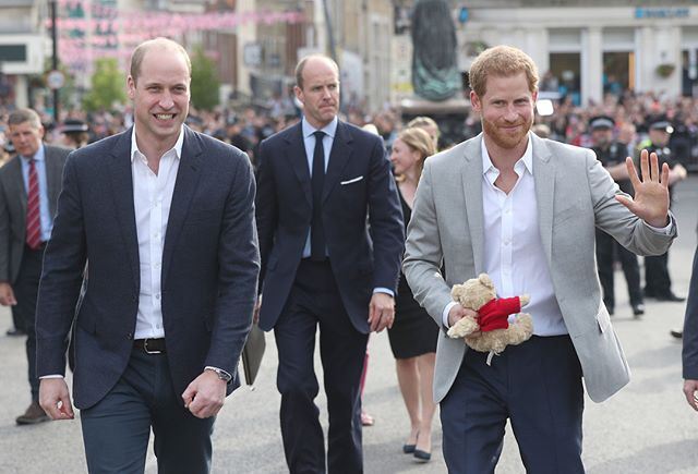 英國哈利王子（前右）依循慣例於婚禮前夕露面散步，哥哥威廉王子（前左）陪同在溫莎城堡外與王室粉絲握手閒聊。   （圖取自肯辛頓宮IG網頁instagram.com/kensingtonroyal）