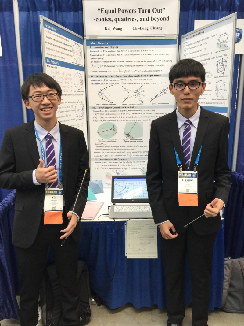 國立台灣師範大學附屬實驗高級中學的王凱（左）和江佶龍（右），獲美國數學學會榮譽獎。   圖：國立台灣科學教育館提供