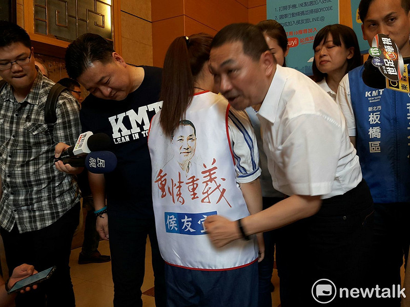 侯友宜競選團隊背心今天首次亮相，侯友宜親自向媒體說明設計理念，強調「重情重義」是指競選團隊是個重感情的團隊。   圖：林昀真/攝