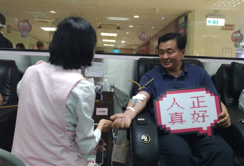 洪耀福說，今年的公益捐血活動目標要突破5000袋。   圖：民進黨/提供
