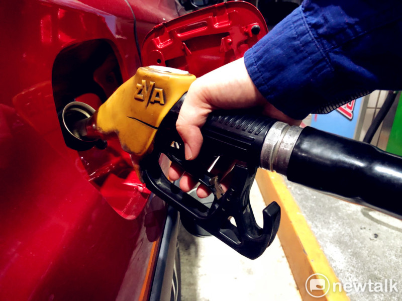 中油公司今 (8) 天宣布，國內各式汽柴油下週每公升將各調漲0.2及0.3元。   圖：丘秝榕／攝(資料照片)