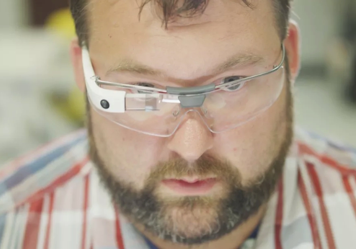 Google 很早就投入 AR 頭戴裝置的開發，但在當時並沒有引起太大的風潮。(圖為 Google Glass)   圖：翻攝自 Flickr / Oyiff 開放權限