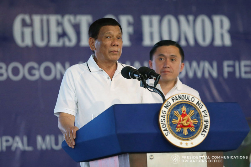 自從菲國總統杜特地（左）2016年6月上任以來，致力與中國修護關係，面對南海爭議也採取避免硬碰硬。   圖：翻攝菲律賓總統辦公室官網