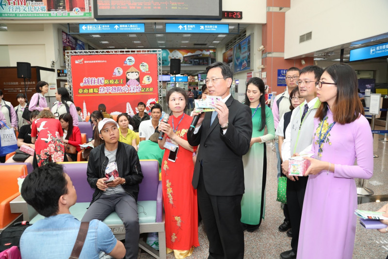台南市副市長張政源與越南籍新住民向民眾宣導防治登革熱要點。   圖 : 台南市政府/提供